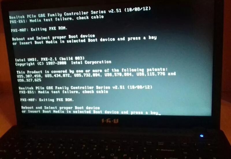 Вылазит черный экран. Леново ноут черный экран. Чёрный экран при включении ноутбука. Ноутбук чёрный экран после включения. При включении ноутбука.