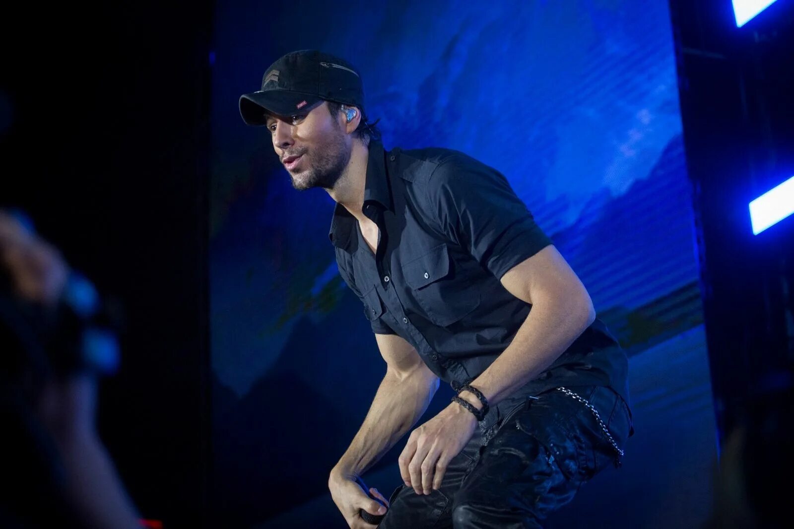 Лучшие хиты энрике иглесиаса слушать. Энрике иглесиас. энрике иглесиас в бейсболке. энрике иглесиас рост. энрике иглесиас деспосито.