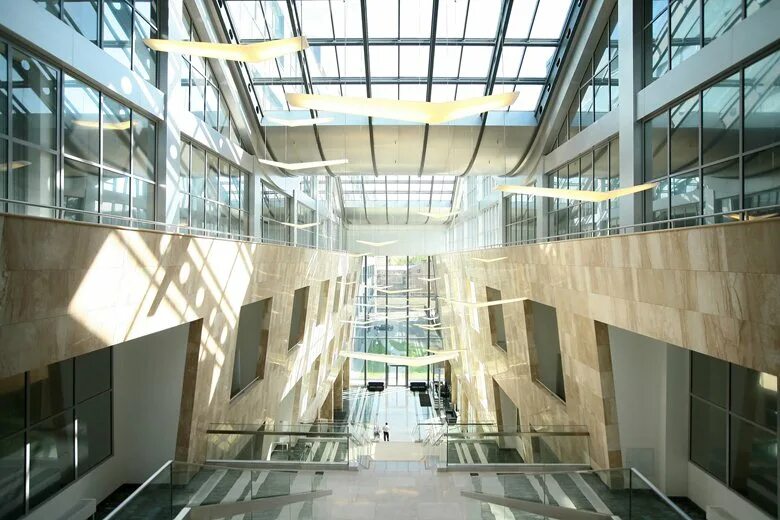 Атриумы в современной архитектуре. Многосветный атриум. Современные офисные здания. Атриум в общественных зданиях. Неаполь, италия.