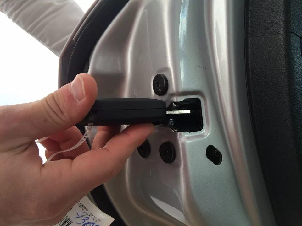Как закрыть дверь авто без аккумулятора