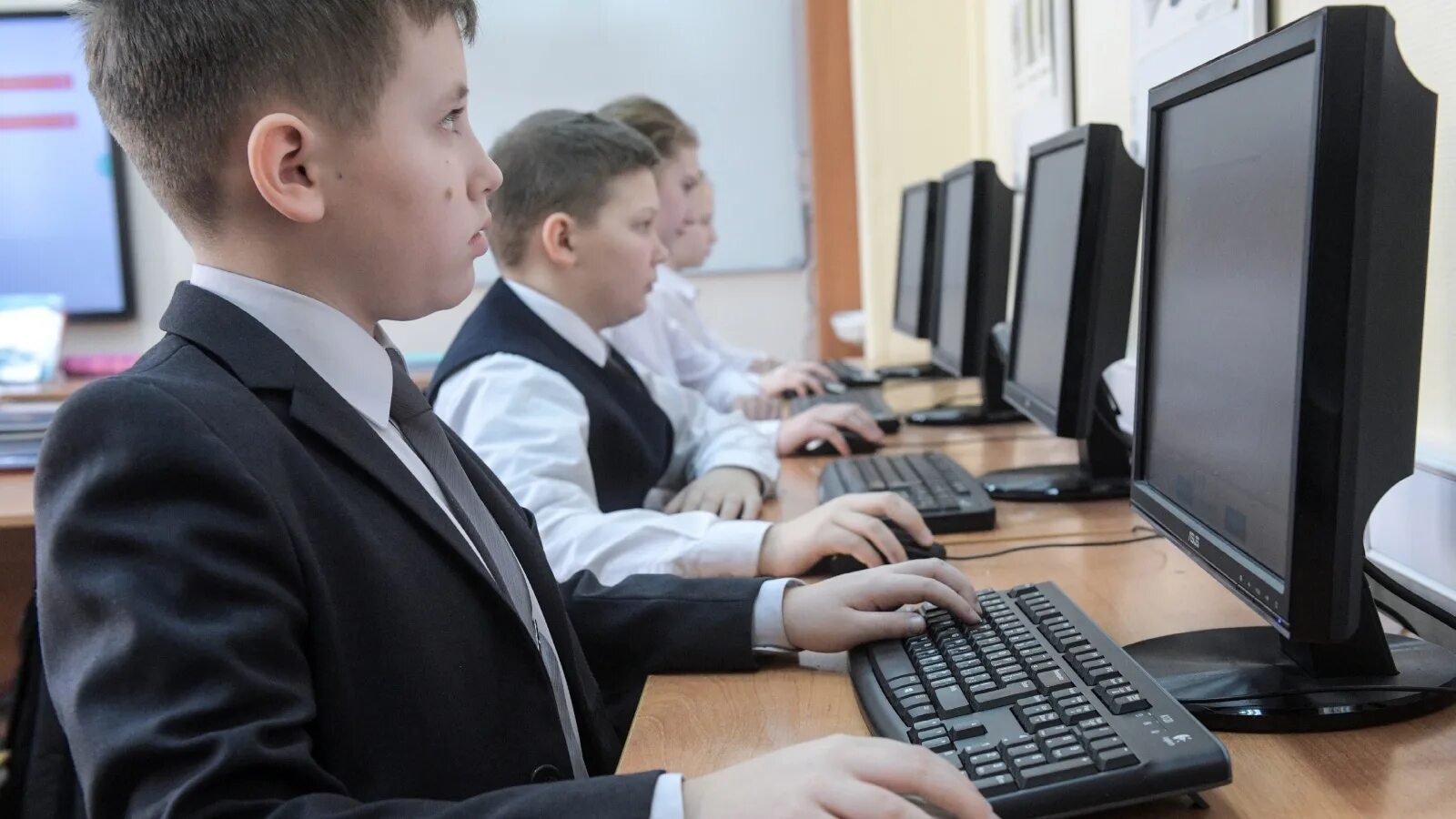 1 класс 1 ученик 1 компьютер. Ребенок за компьютером. Компьютерный класс. Школьники на информатике. Ученик за компьютером.
