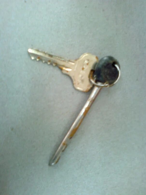 Не могу дома найти ключи. Ключ с брелком домик. Не могу дома найти ключи. Не могу дома найти ключи. Как найти предмет который потерялся.