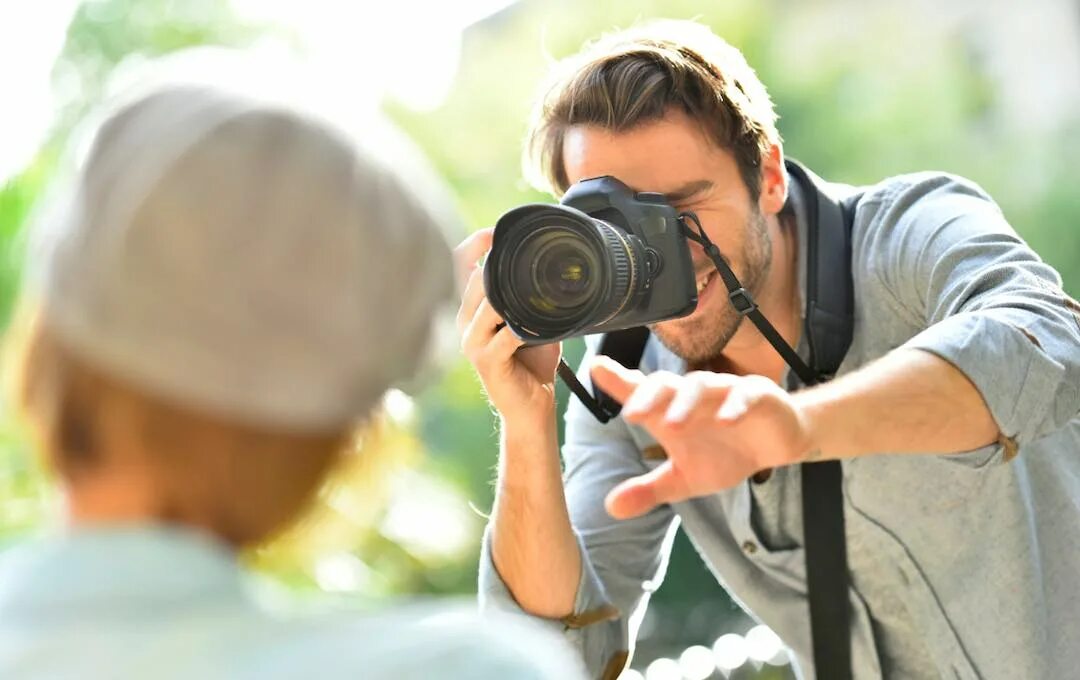 Фотограф фотографирует в студии. Предложение с фотографом. Журналист с фотоаппаратом. Фотокурсы для начинающих фотографов. Предложение с фотографом.