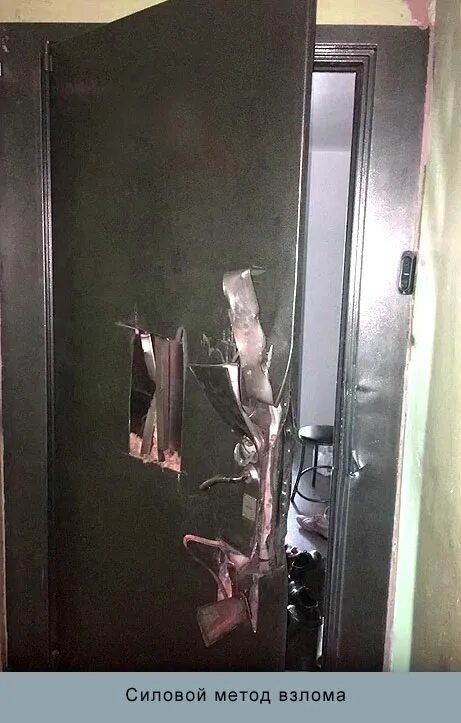 дверная ручка на входную железную дверь. сломанный замок входной двери. сломанный сейф. игра где нужно ломать кости. поврежденная входная дверь.