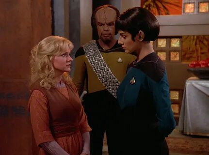 Michael Dorn, Suzie Plakson, and Barbara Alyn Woods in Звездный путь: Следу...
