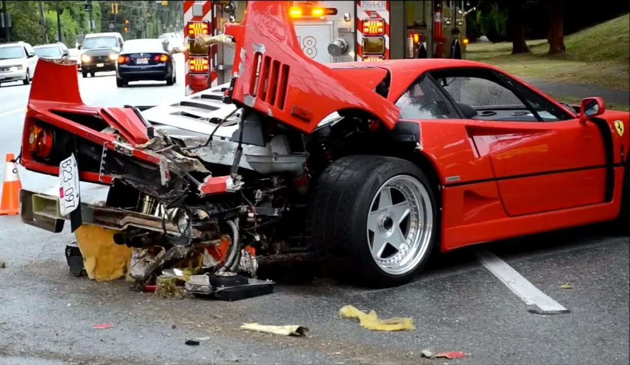 Look that car over there crash. Феррари ф40 битая. Машины Феррари ф40 Разбитая.