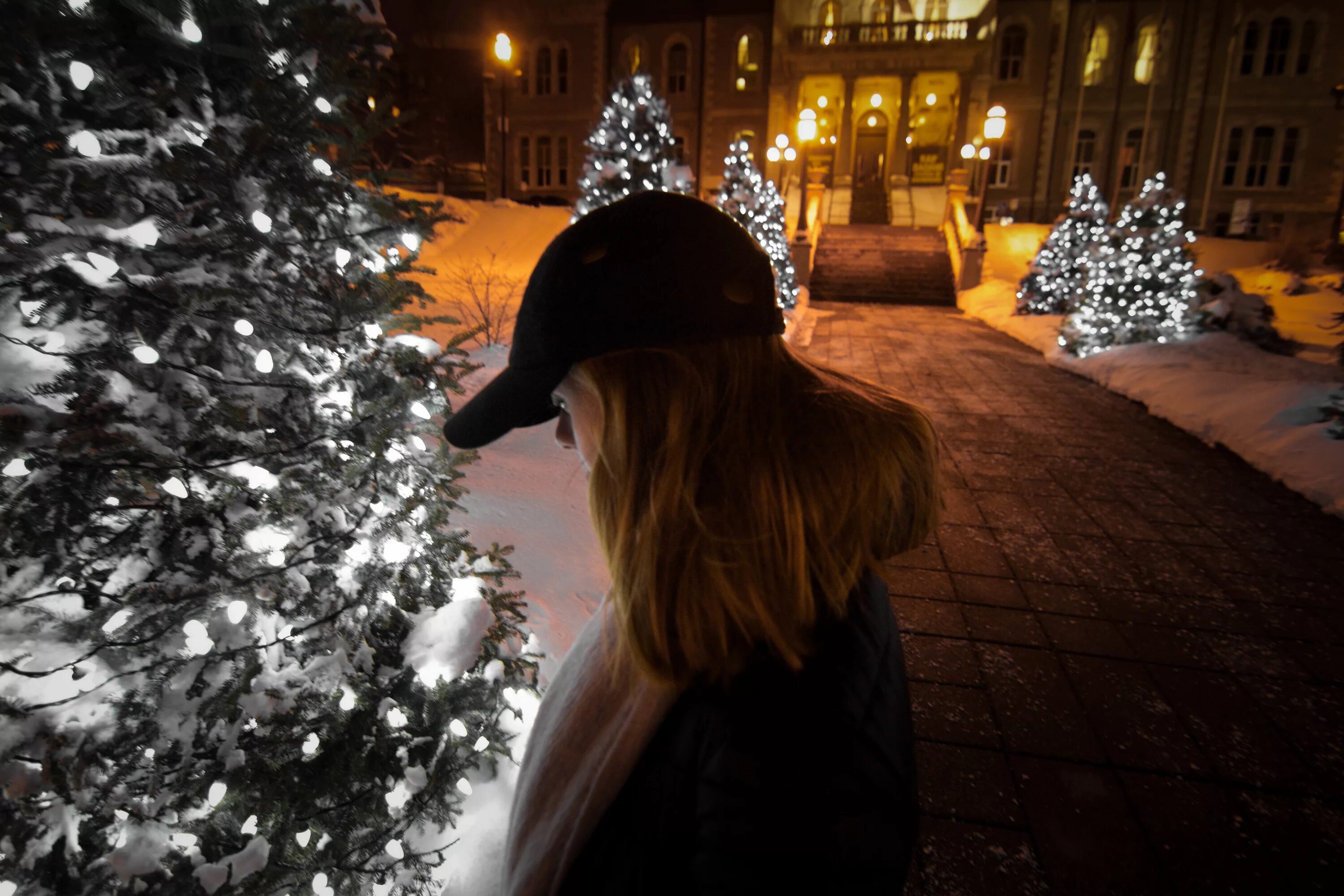 Песни на нов ночь. Фотосессия у елки на улице. Девушка зимой ночью. Ночная зимняя фотосессия. Фотосессия девушки в новогоднем городе.