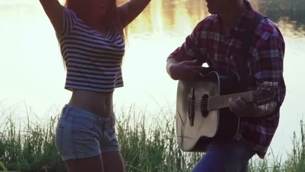 Поет мужчина про девушку. Парень и девушка поют. Парень с гитарой и девушка. Девушка в рубашке с гитарой. Девушка с гитарой в поле.