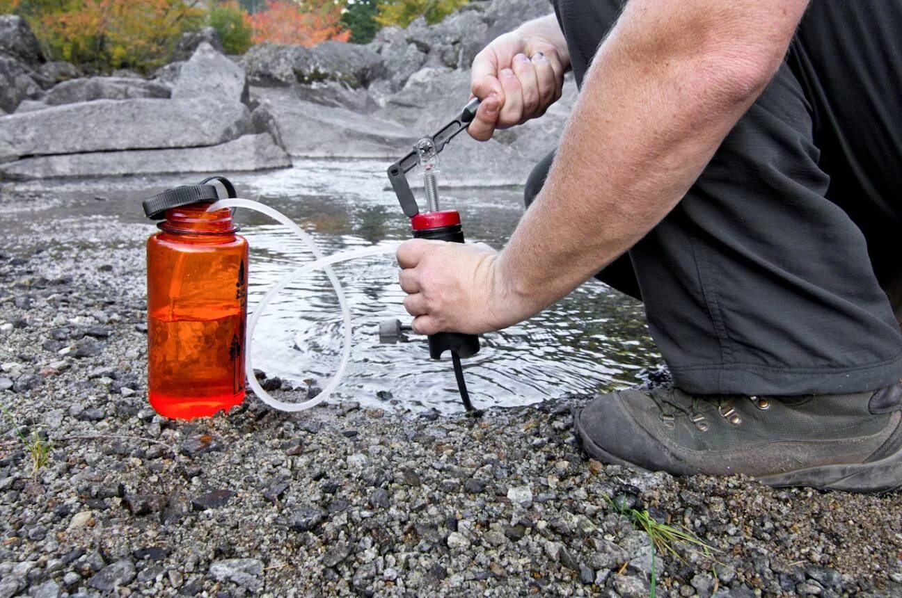 Жизнь в экстремальных условиях. Добыча воды. Добыча воды в походе. Очистка питьевой воды. Фильтр для воды в походе.