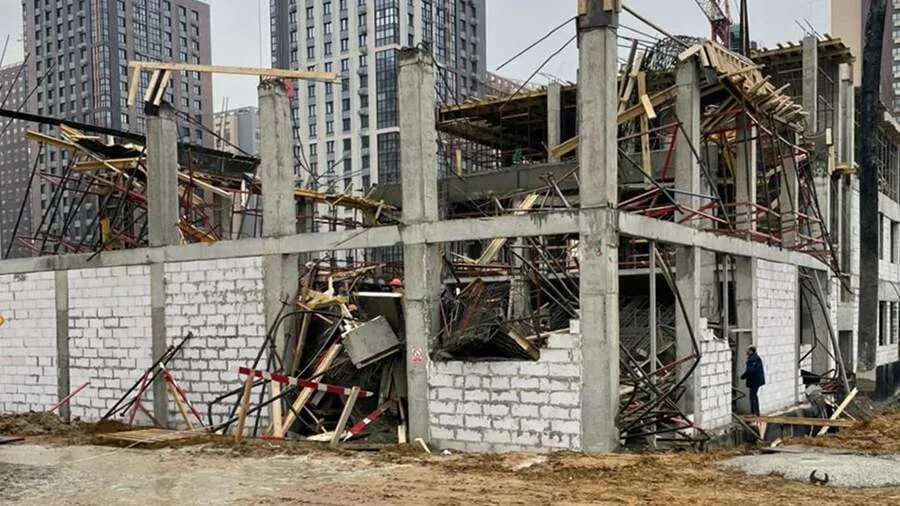обрушение конструкций. обрушение строительных конструкций. обрушение опалубки. обрушение строительных конструкций. обвал конструкций здания.