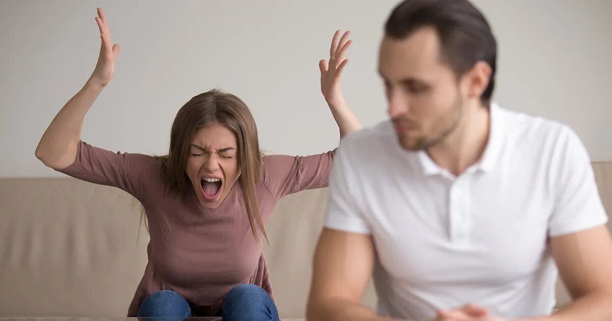 Женщина ругается. Смеются над парнем. Мужчина раздражён на женщину. Скучный разговор. Жена стала раздражать.