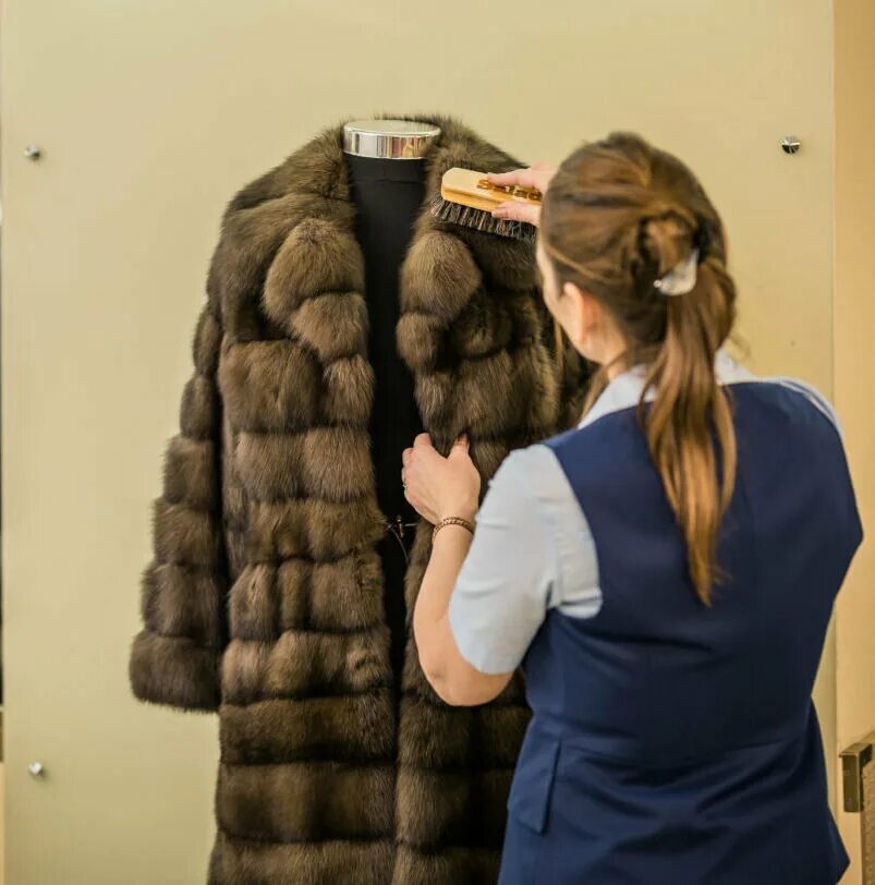сдать шубу в химчистку. меховые изделия для женщин. сдать шубу в химчистку. химчистка норковой шубы. чистка шубы.