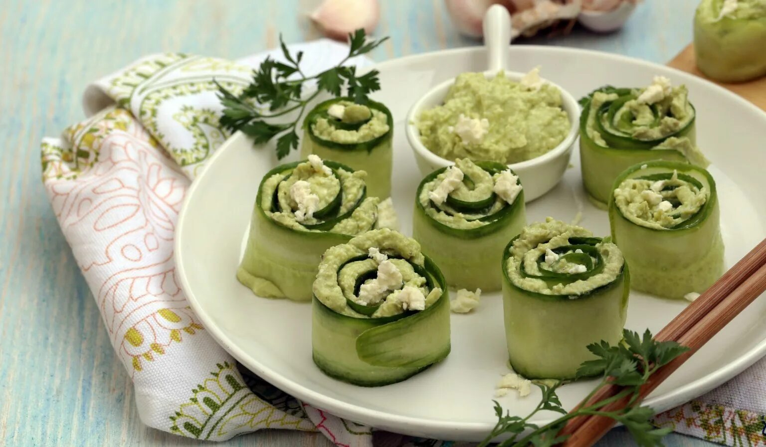 Рулетики огурец с семгой. Рулетики с огурцом и рыбой. Рулетики с огурцом и красной рыбой. Рулетики с огурцом и рыбой. Рулетики с огурцом и рыбой.