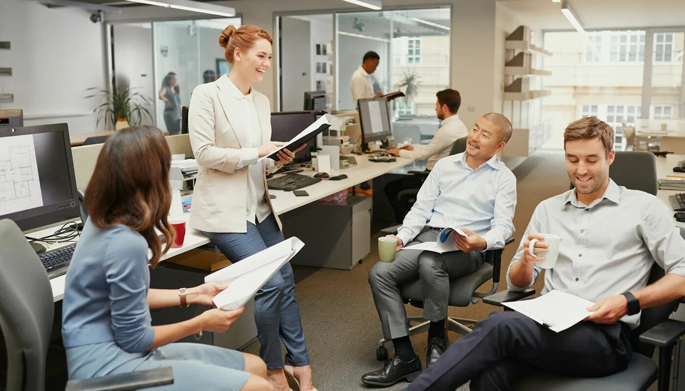 мужчина в офисе. девушка офис менеджер. доставка. офис с сотрудниками. работник офиса.