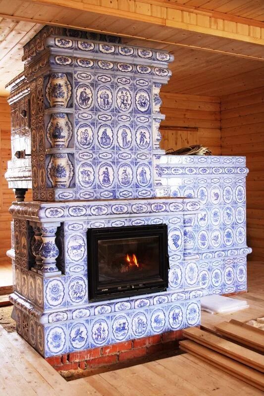 Изразцовая русская печь изразцы. Печь облицованная изразцами. Плитка для облицовки печей и каминов. Печь камин с изразцами. Камины и печи обложенные изразцами.