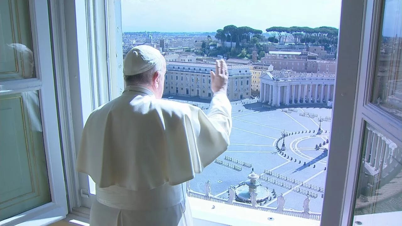 папа римский на балконе собора святого петра. мальчик на подоконнике. окна папы римского в его резиденции. окно папы римского в ватикане. ватикан окно папское окно.