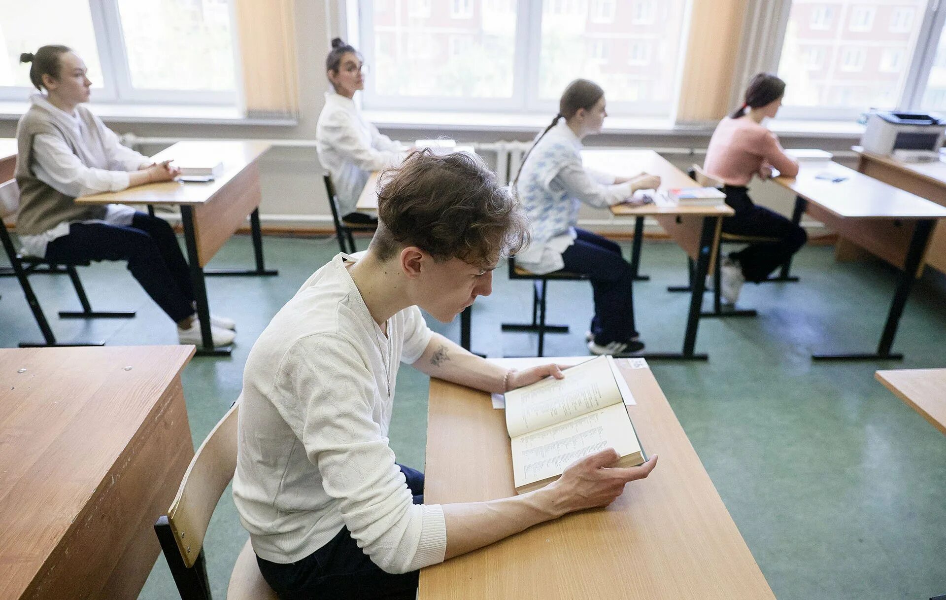 Некоторые учащиеся 10. Ученики в школе. русские школьники. класс в школе. учащиеся школы.