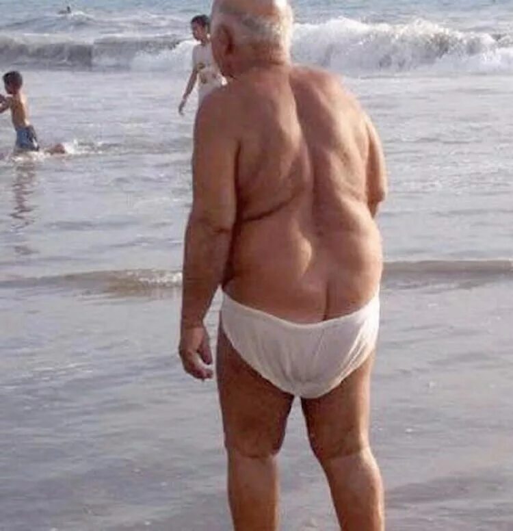 Толстый дед бабушки. Старики на пляже. Дедушка на пляже. Старые мужчины на пляжу.