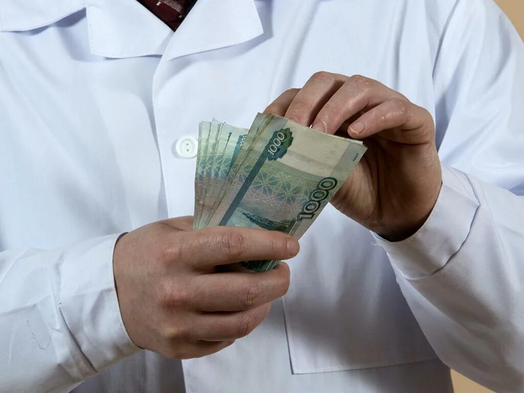 Новые выплаты медсестрам. Врач с деньгами. Зарплата врача. Зарплата медикам. Медик с деньгами.