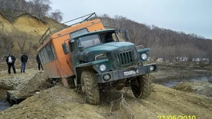 Бездорожье севера. Урал 4320 на зимнике. Покорители бездорожья грузовики. Бездорожье россии. Зимники севера 2020г.