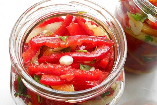 Горький перец на зиму с яблочным уксусом. Перец с чесноком на зиму. перец болгарский с чесноком на зиму. острый перец с чесноком на зиму. перец острый в масле с чесноком.