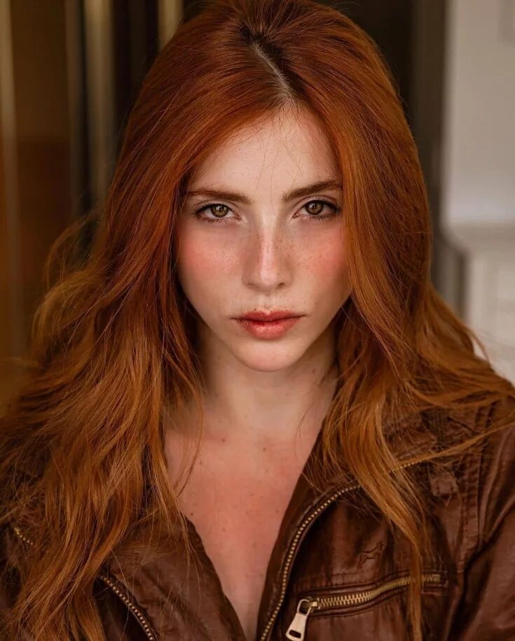 меган прескотт в рыжий цвет волос. темно рыжий и карие глаза. меган прескотт в рыжий цвет волос. лили коллинз цвет волос. темно рыжая девушка.