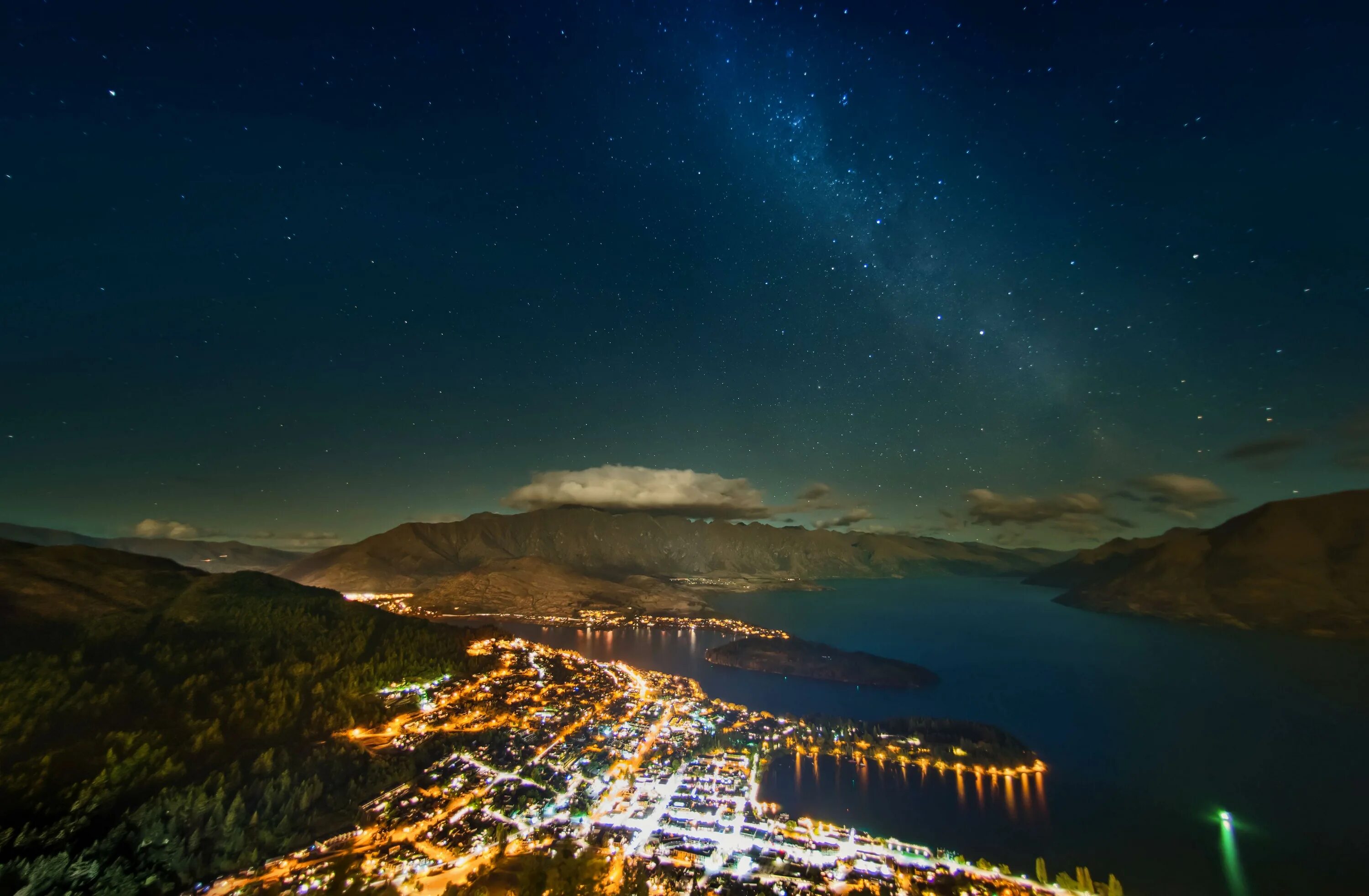 Красивый вид ночью. Млечный путь в новой Зеландии. Млечный путь Квинстаун новая Зеландия фото. Млечный путь Зеландия. Город в горах ночью.