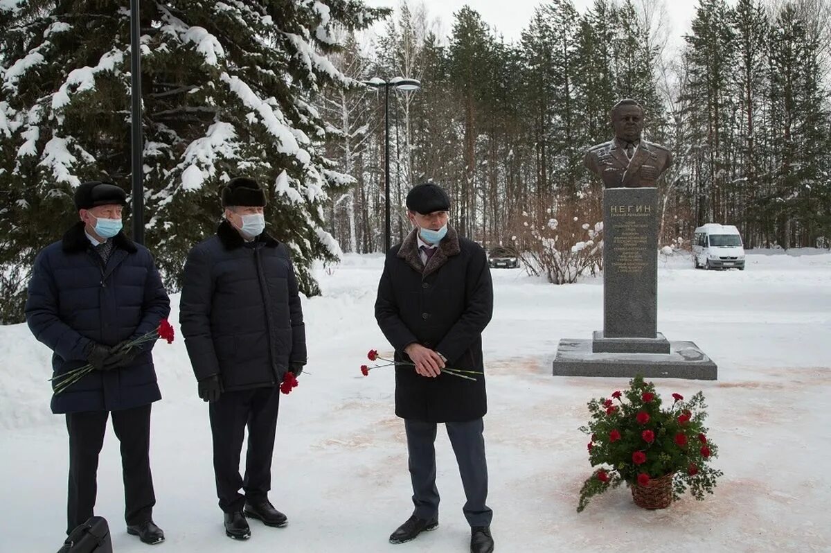 Памятник Негин Саров.