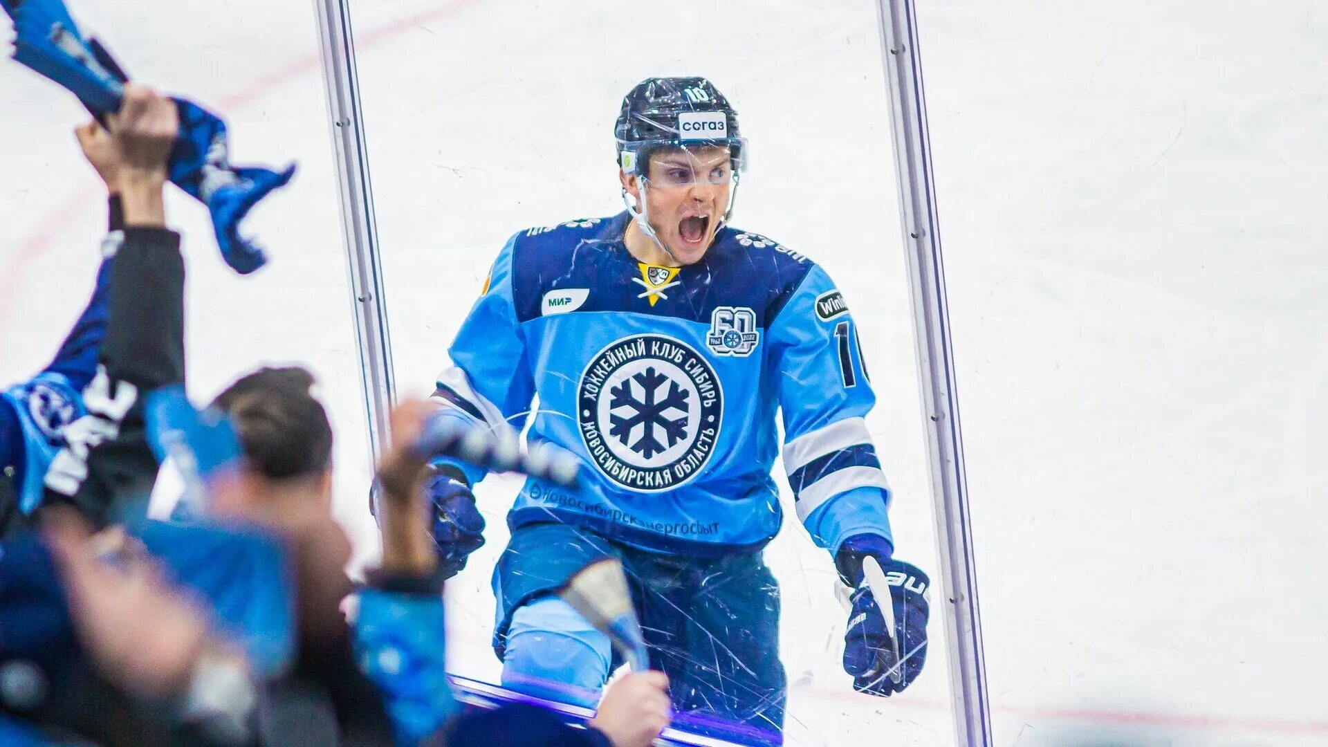 Команда сибирь. Хоккеист сибирь. Хоккейный клуб новосибирск. Сибирь хоккейный клуб. Сибирь салават юлаев 24 февраля афиша.
