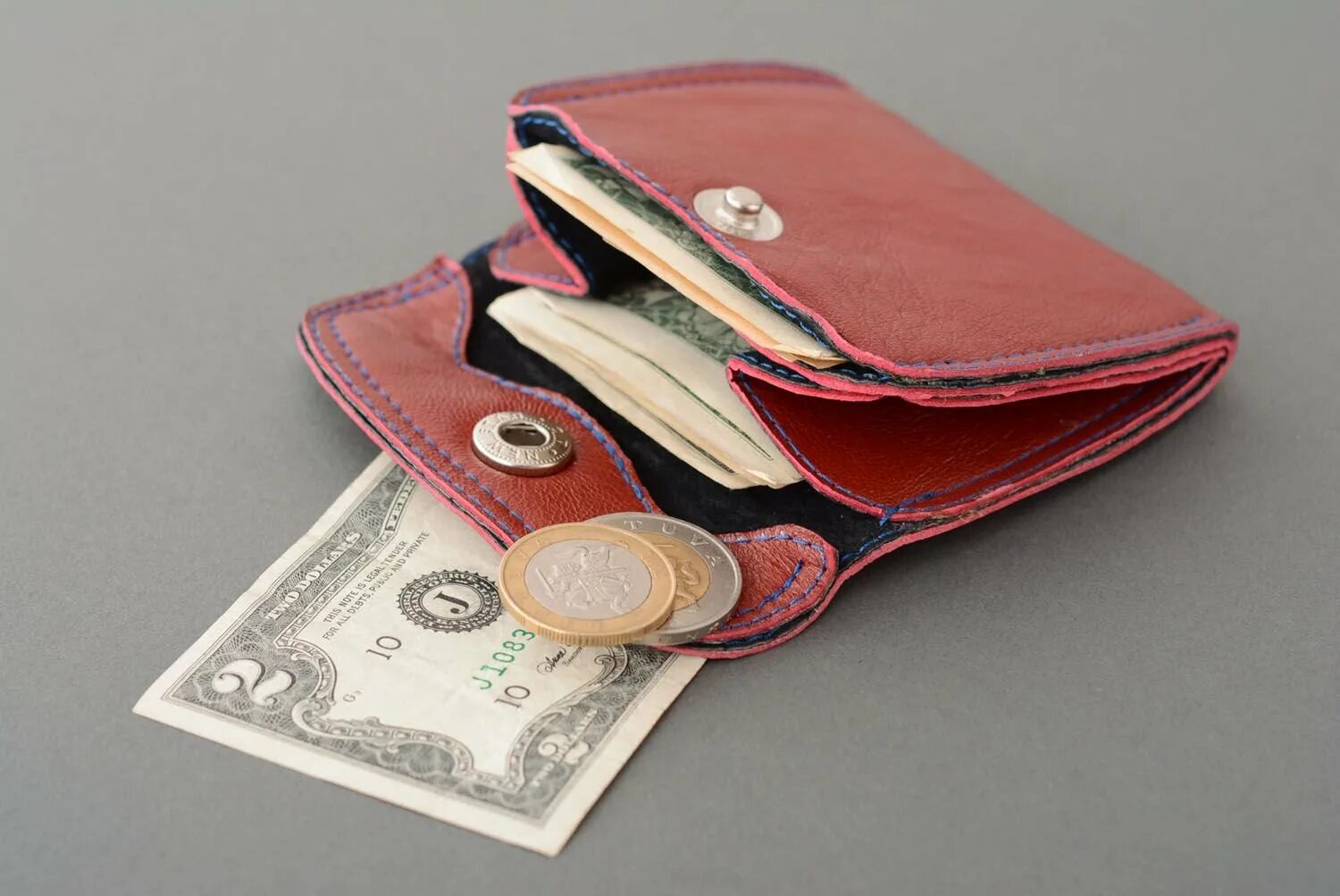 Помощь деньгами на кошелек. Кошелек. Кожаный кошелек с деньгами. Красный кошелек для мелочи. Маленький кошелек для денег.
