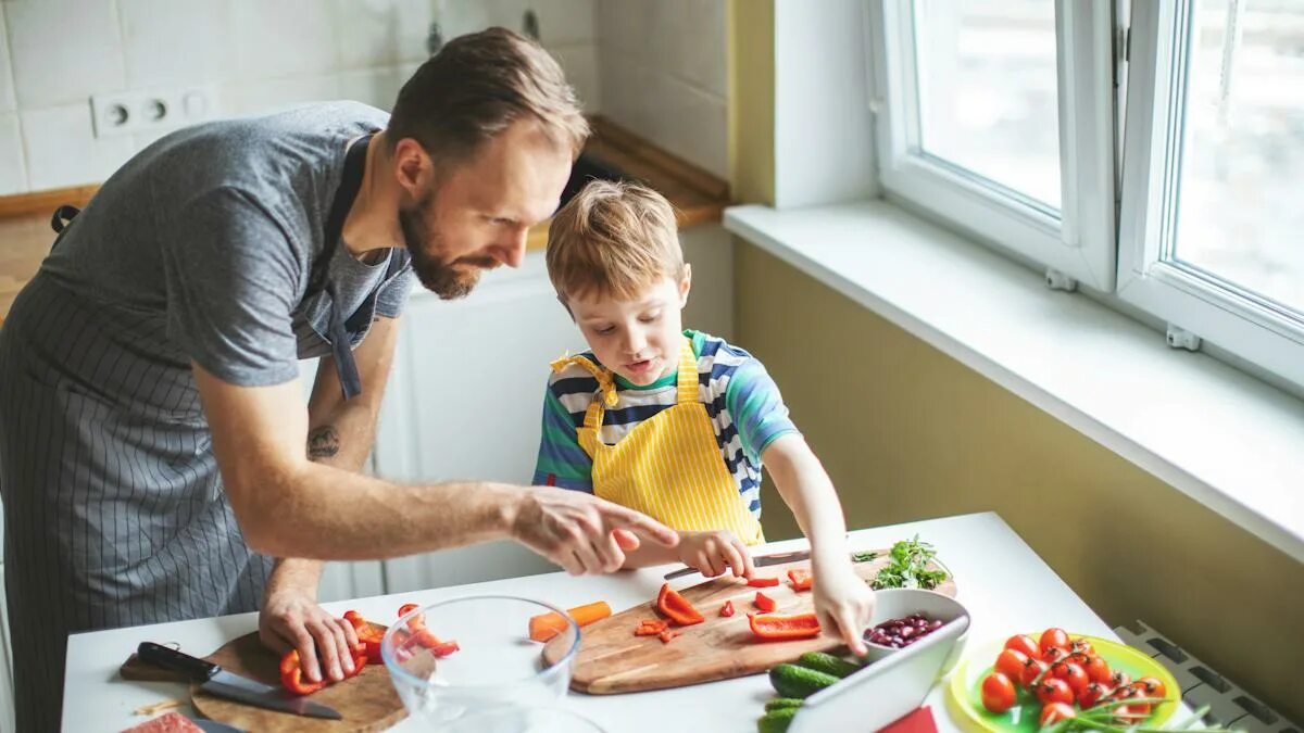 Dad a cook. Завтрак папы и ребенка. Семья готовит еду. Папа и сын готовят. Папа готовит с детьми.