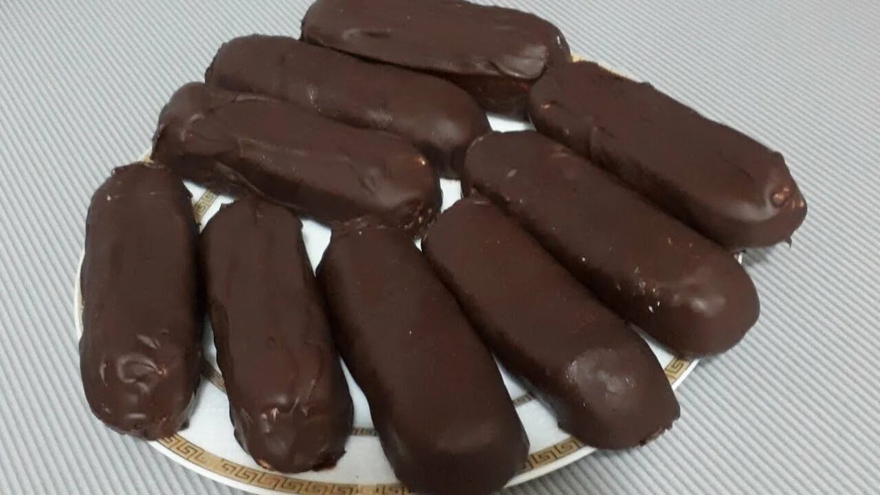 Глазированный срок. Домашние глазированные сырки. творожные сырки в шоколаде. сырок шоколадный. сырок глазированный домашний.