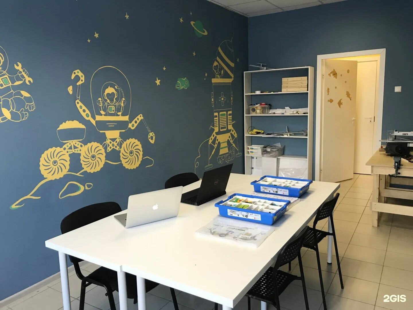 Стенды по робототехнике. Кванториум белгород школа 50. Стенд в кабинет робототехники. Современное оборудование для школы. Современный кабинет робототехники.