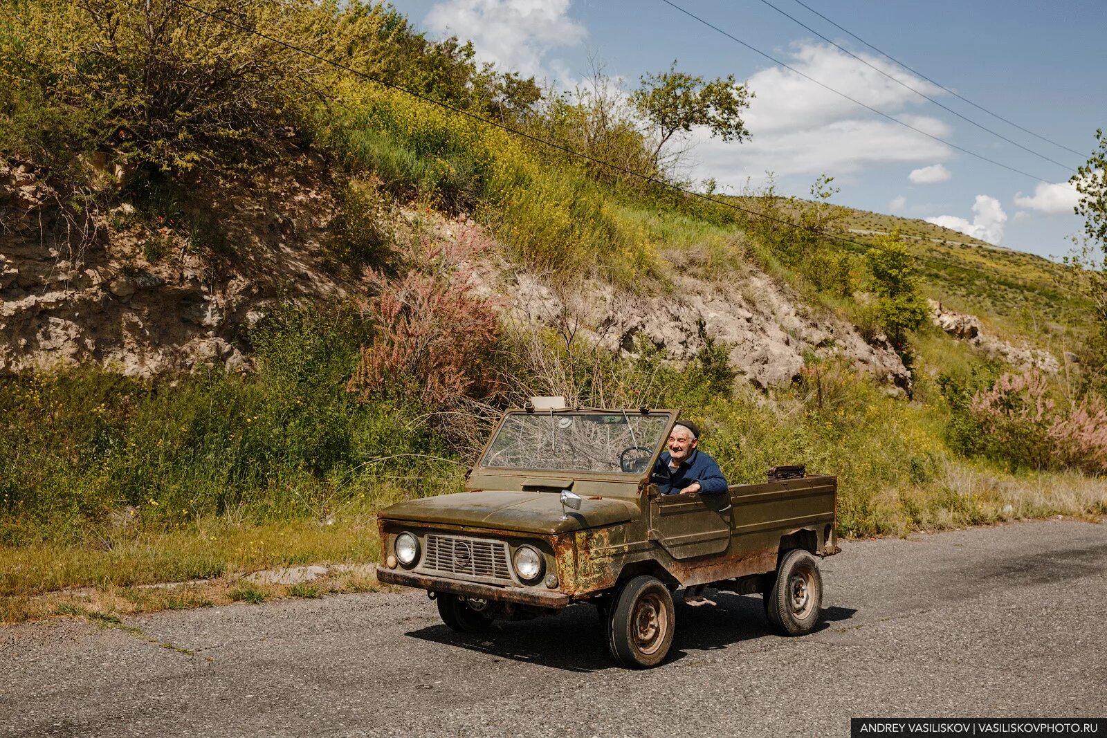 Заз 969 ютуб. ЛУАЗ-969. ЗАЗ 969. Грузинский автомобиль. Машины в Грузии.