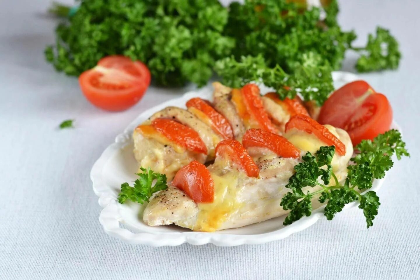 Запеченное куриное филе с помидорами и сыром. Филе с помидорами и сыром в духовке. куриное филе с помидорами. филе куриное запеченное с помидорами. куриное филе запеченное с помидорами и сыром.