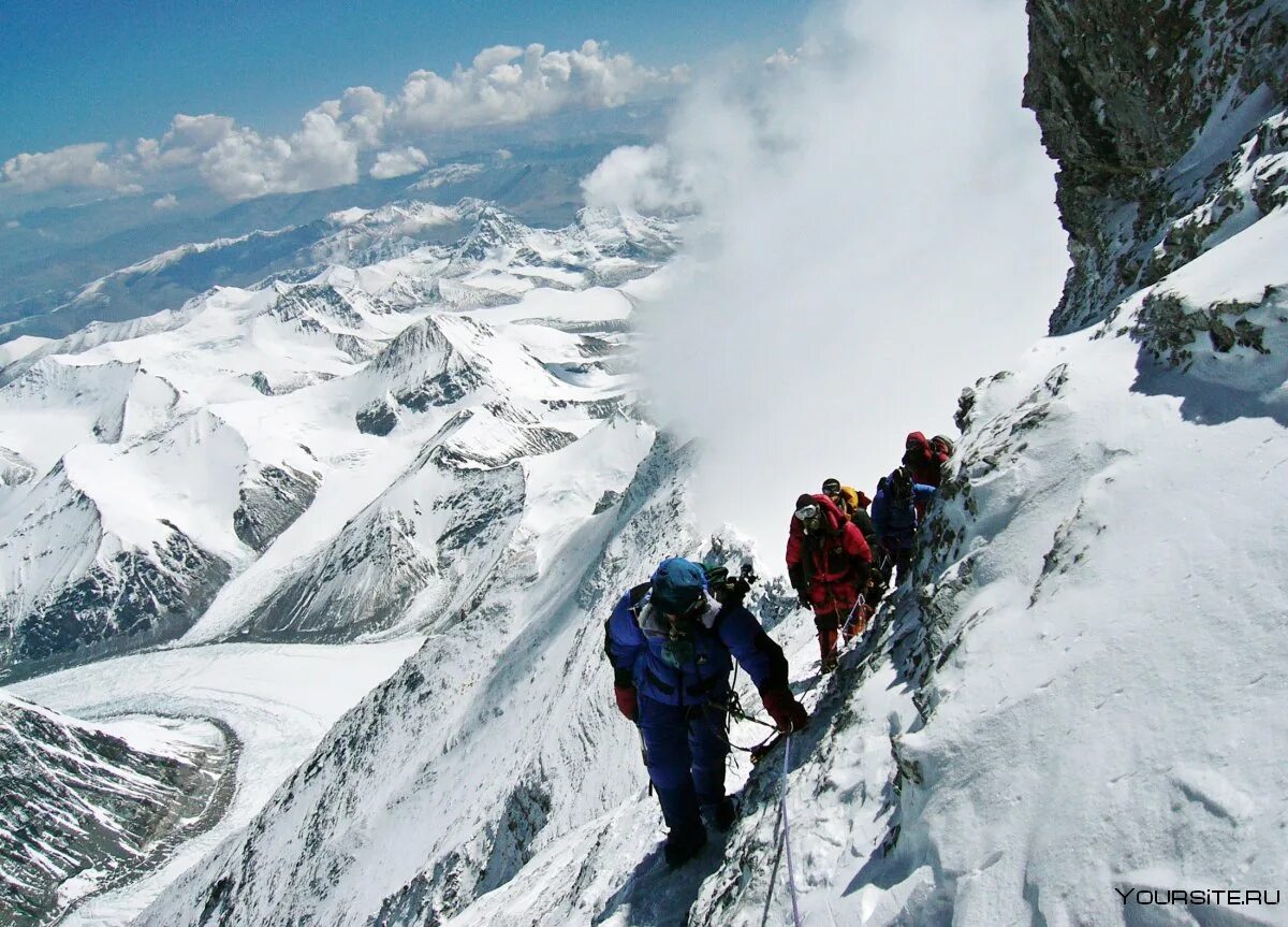 Вершина время работы. Базардюзю альпинисты. Эльбрус и Эверест. Подъем на Эверест. Восхождение на Эверест.