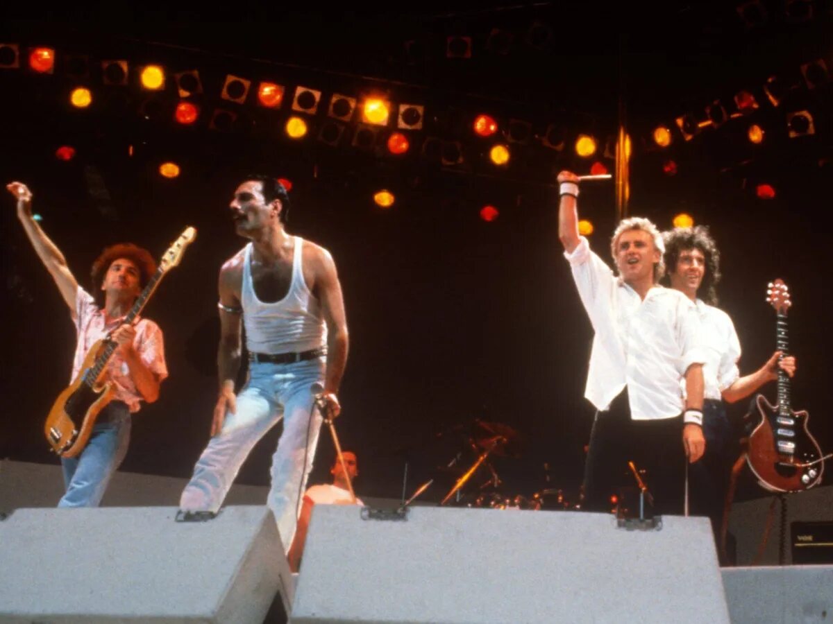 Концерт группы квин. Группа Квин Live Aid. Queen концерт Live Aid. Группа Квин 1985. Концерт Live Aid 1985 Queen.