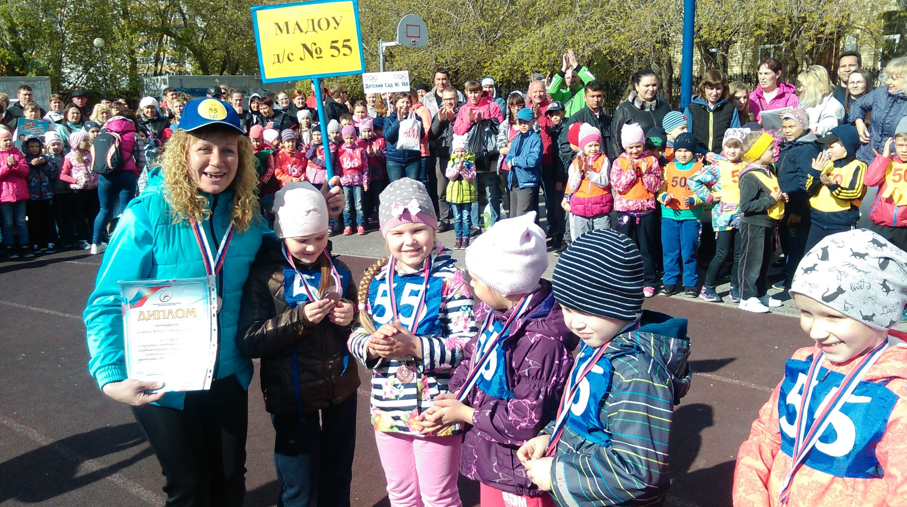 город 55 дети. город 55 дети. зрители на концерте. дети в безопасности городке занятие. толпа на дне города.