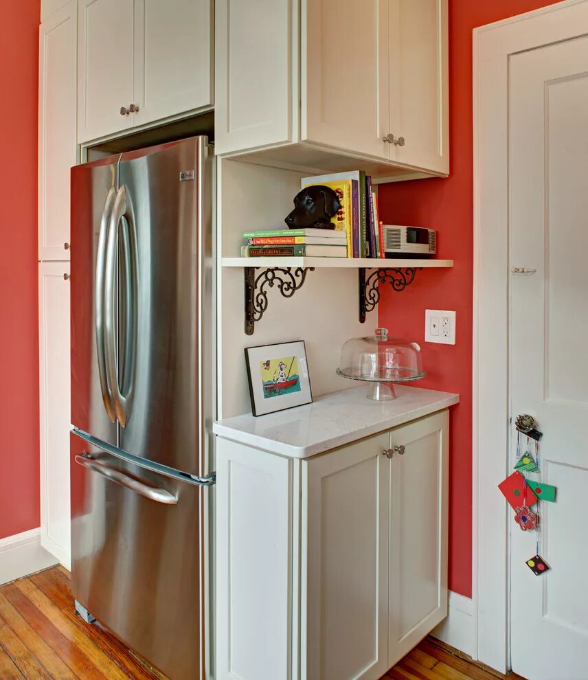 Шкаф для кухни фото. Холодильник на маленькой кухне. Шкафы для маленькой кухни. Холодильник в прихожей. Навесные шкафы над холодильником.
