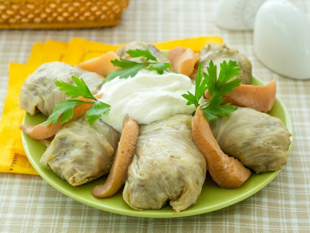 Мясо в капустных листьях рецепт