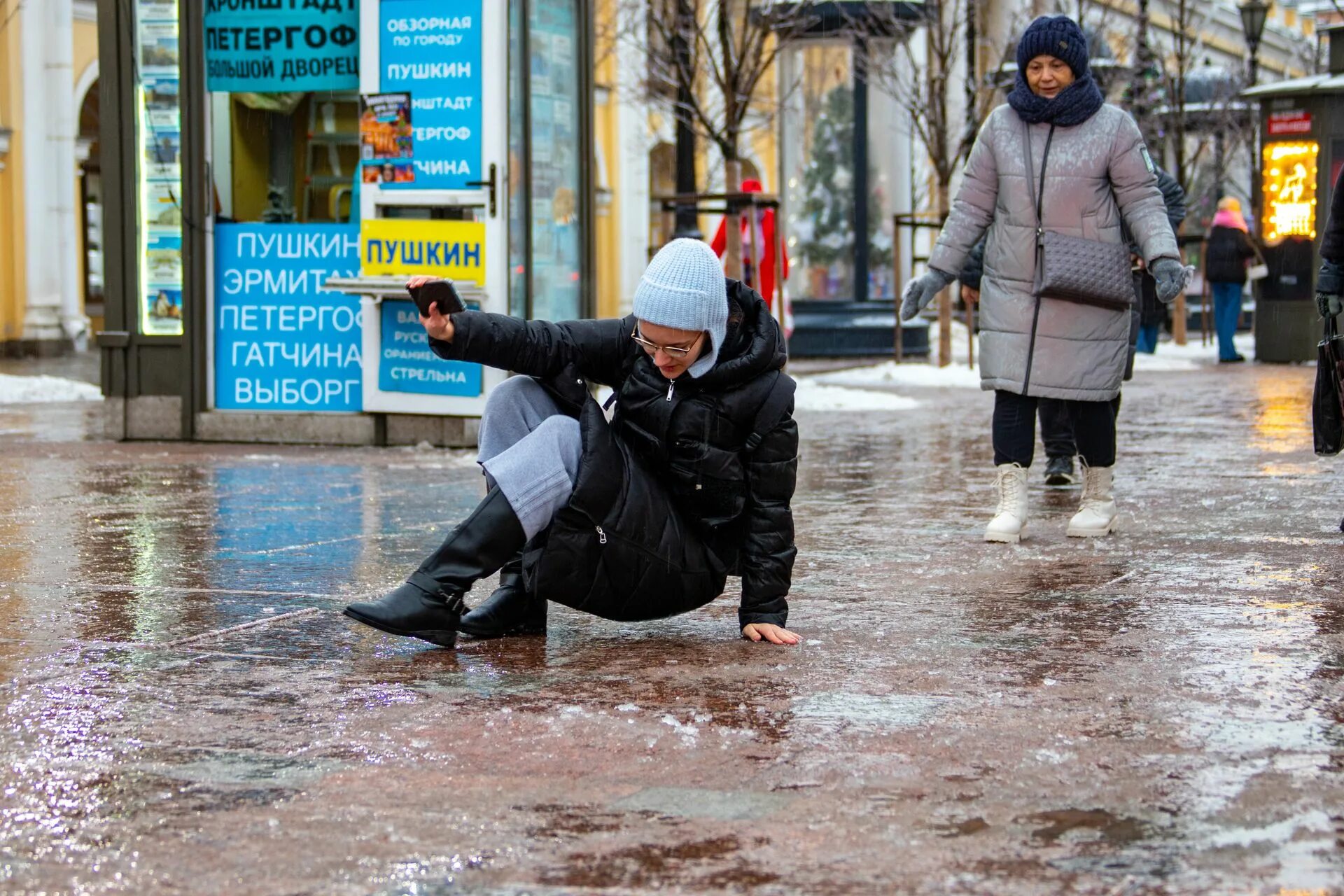 Гололед сегодня видео. Гололед. гололед на улице. лед на тротуаре. гололед в петербурге.