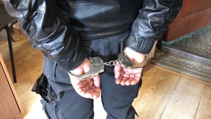 Задержан по подозрению в совершении. Задержали подозреваемого в грабеже. уголовный розыск задержание. полицейские задержали подозреваемого в грабеже. сотрудники уголовного розыска на задержании.