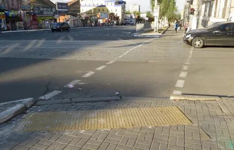 Тактильная плитка на пешеходном переходе