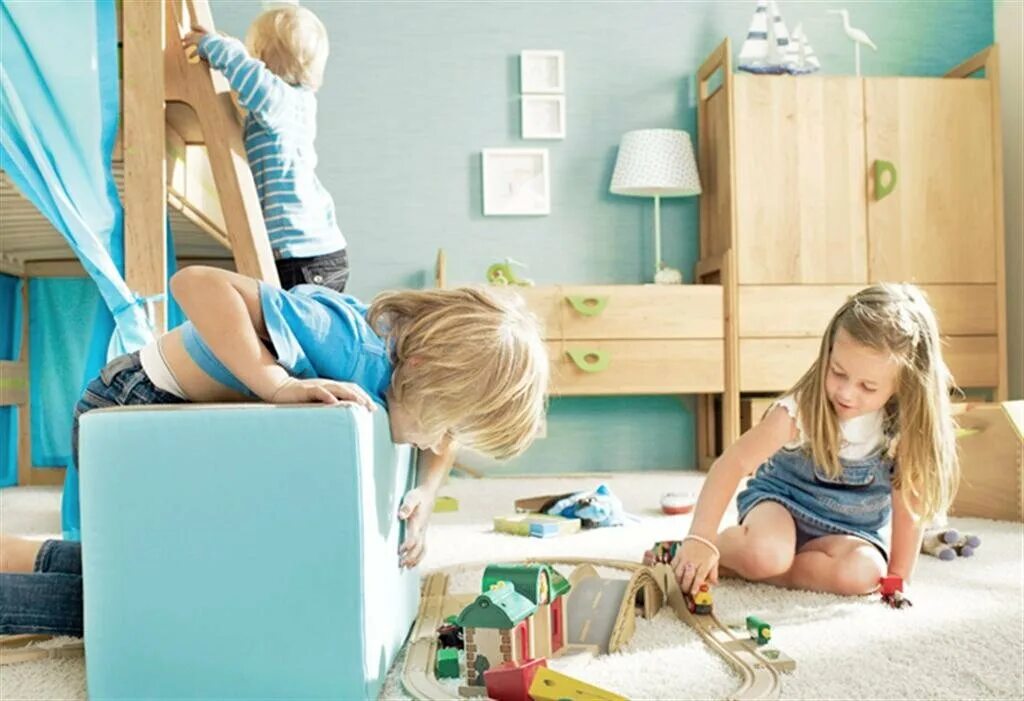 Девочка сидит в комнате. Девочки играющие в куклы. Девочка играет в комнате. Дети в квартире. Куклы для девочек.