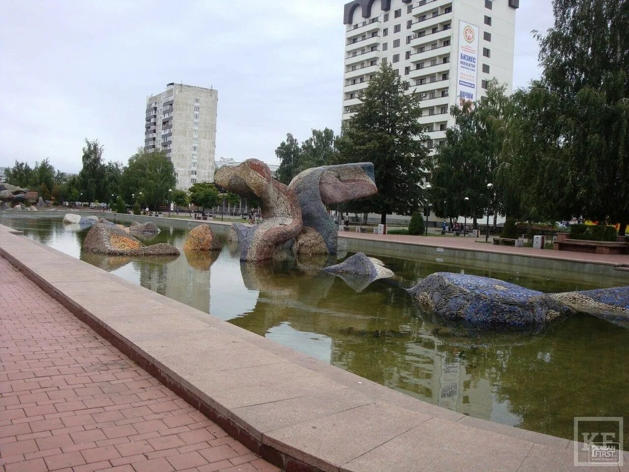 Бульвар энтузиастов набережные. Достопримечательности города набережные челны бульвар энтузиастов. Бульвар энтузиастов скульптуры ханова. Бульвар энтузиастов набережные челны скульптуры. Ильдар ханов набережные челны скульптуры бульвар энтузиастов.