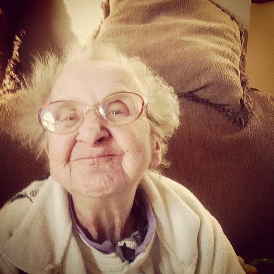 This my grandmother. Бабушка селфи. Милые бабушки. Бабушка в очках. Фотография бабушки.