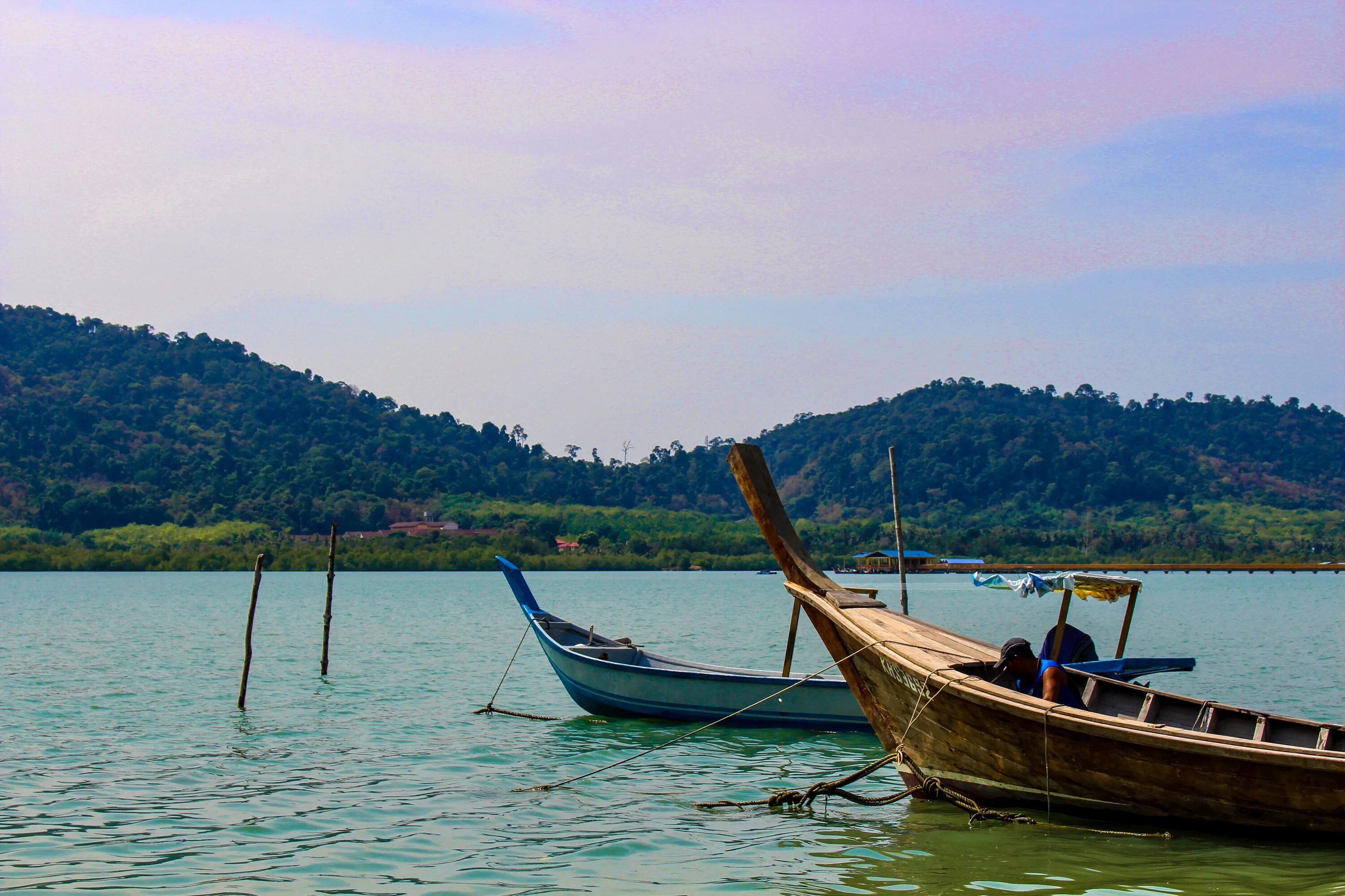 Boat island. Малайзия реки. Индонезийские рыбацкие лодки. Малайзия лодки. Лодки на Бали.