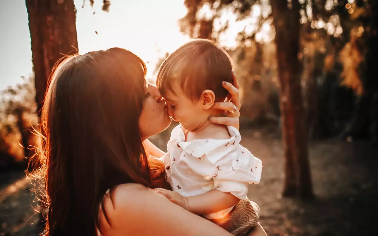 Мама это настроение. Женщина целует ребенка. Прекрасен мир любовью материнской. Родители целуют ребенка картинка. Калмычка целует ребенка.
