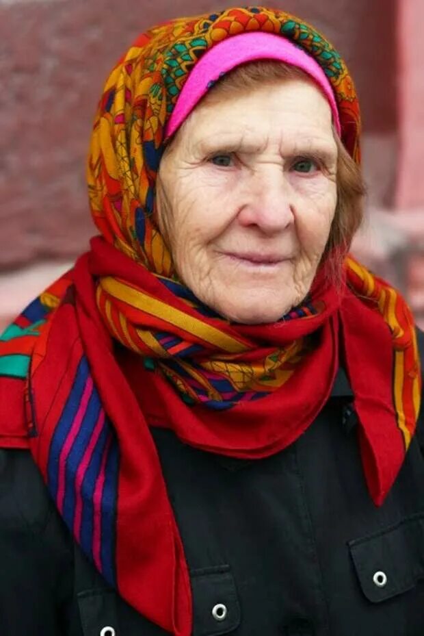Бабушка в платке. Старушка в платке. Платок на голову бабушке. Старая женщина в платке.