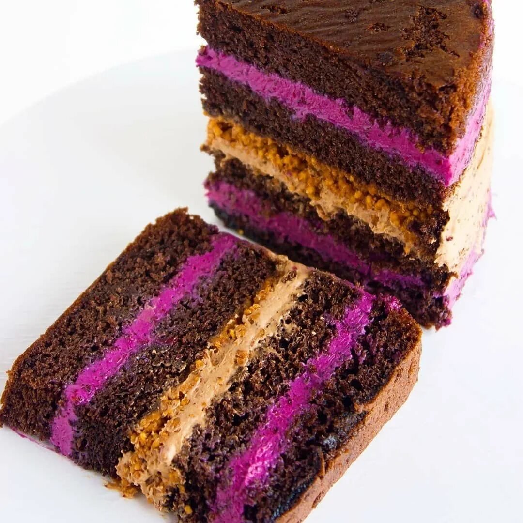 Торт шоколадная смородина. Шоколадная прослойка для торта. Торт черносмородиновый. Муссовый торт ягодный. Шоколадный бисквит с кремом чиз.